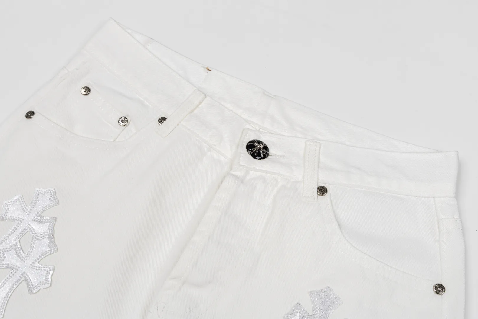 135 CH Crow Heart White Pants, White Leather Cross and Leather Washed Jeans. The jeans need to be washed and then disassembled and hand-stitched with sheepskin cross leather and then spliced ​​together to complete. The whole piece has too many craftsmanship to explain. The patchwork cross pattern is embellished, and the high-waisted washed jeans! ! Absolutely Premium luxury product, a god-level single product, a super popular product, made with top heavy industry, a magic weapon not to be missed. Customized hardware, thick fabric, soft after washing, good breathability, customized small leather label, unique design, simple and elegant details, exquisite workmanship, the whole trousers are neatly routed, and the details are in place! It’s so cool that both men and women can easily control the genderless trend! Style number: 2068# Color: White Size: 26 28 30 32 34 36